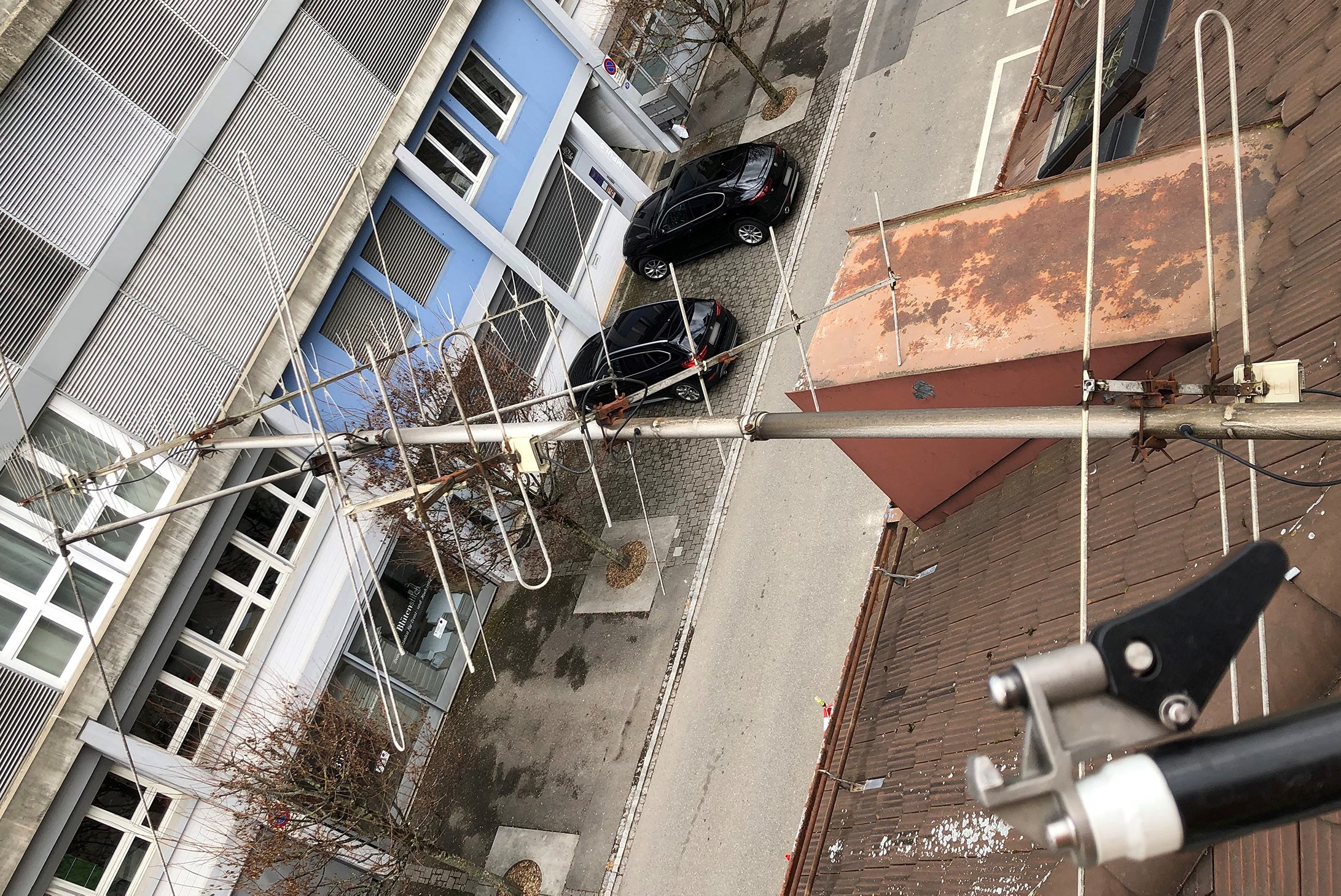 Antenne droht von Dach zu stürzen